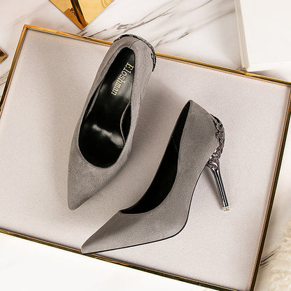 Elegantes zapatos de tacón alto de ante de Isabella Sol.