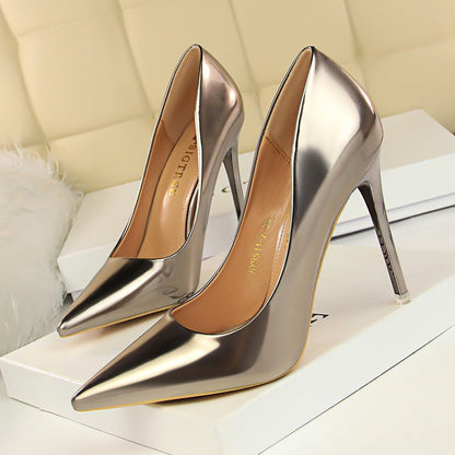 Elegantes tacones de aguja negros de Isabella Sol