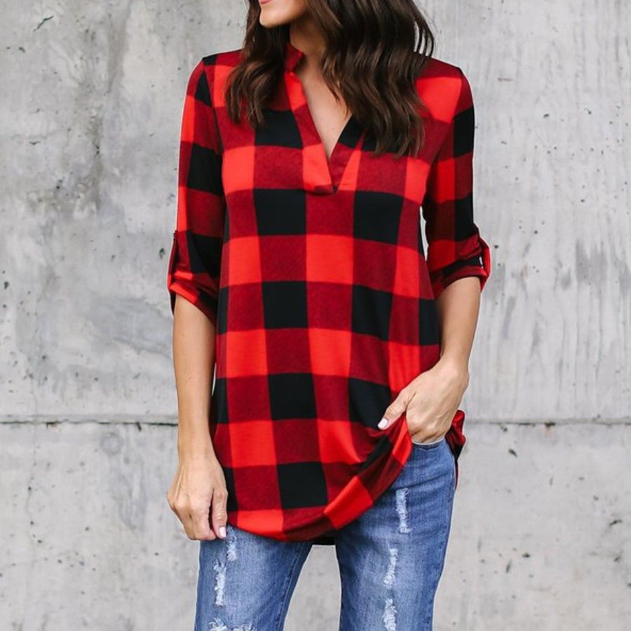 Blusa holgada de cuadros con escote en V de Isabella Sol