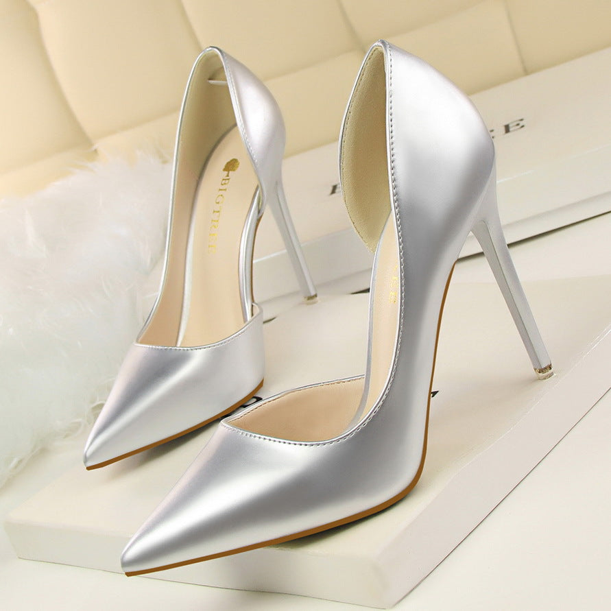 Elegantes tacones de aguja de charol de Isabella Sol