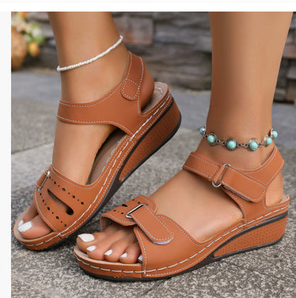 Elegantes sandalias de cuña con plataforma de Isabella Sol.