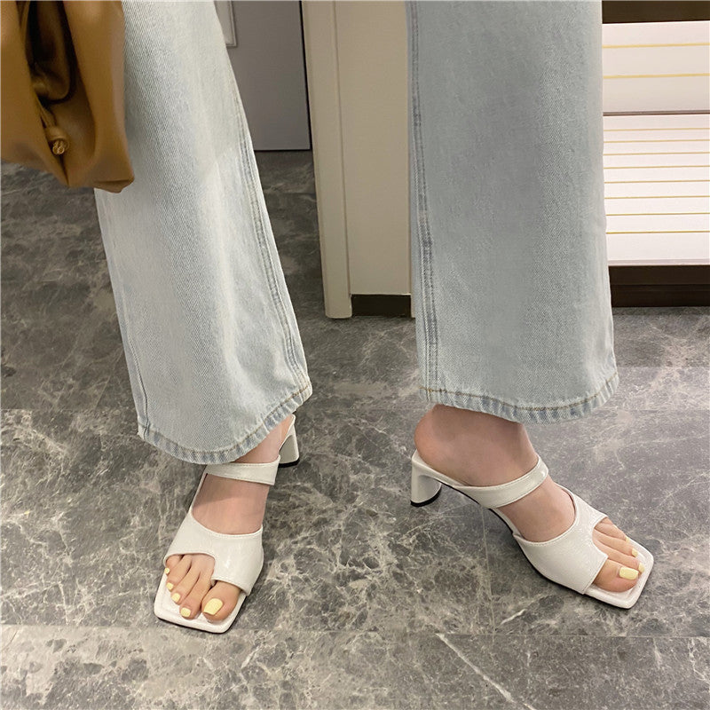 Sandalias elegantes de tacón grueso de Isabella Sol