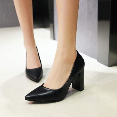 Zapatos de tacón ancho elegantes de Isabella Sol
