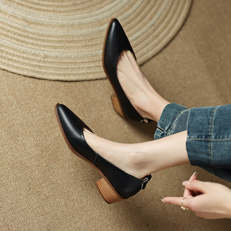 Elegantes zapatos de tacón bajo de piel de oveja de Isabella Sol.
