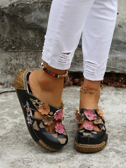 Sandalias de punta redonda con estampado floral bohemio de Isabella Sol