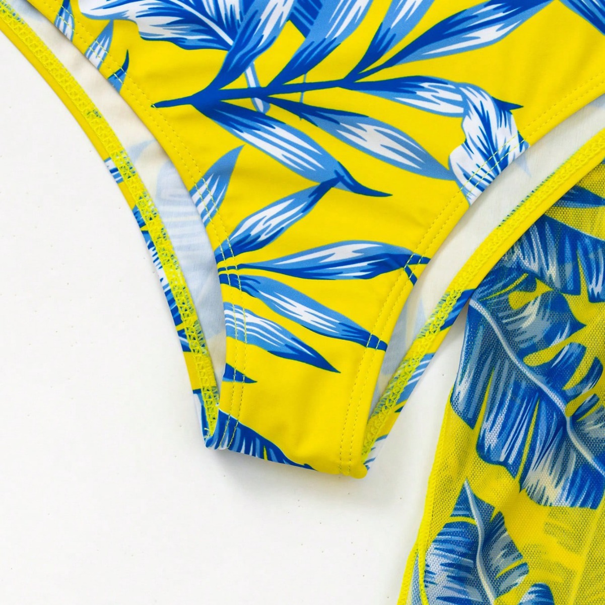 Bikini de talle alto con estampado de hojas de arce vibrantes de Isabella Sol.
