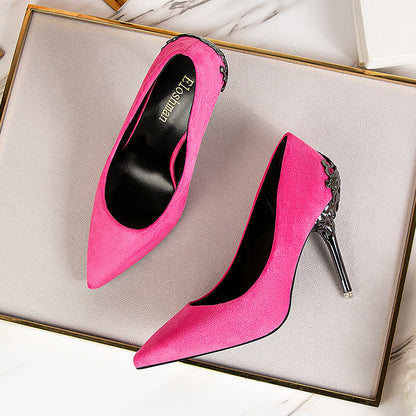 Elegantes zapatos de tacón alto de ante de Isabella Sol.