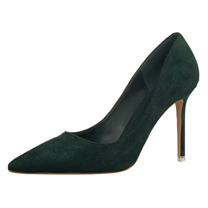 Elegantes zapatos de tacón de punta de ante de Isabella Sol.
