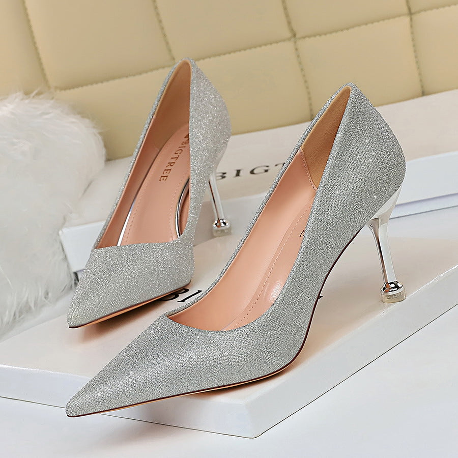 Zapatos de tacón de punta brillante de Isabella Sol