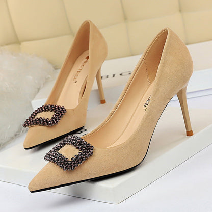 Elegantes tacones de aguja con pedrería de Isabella Sol