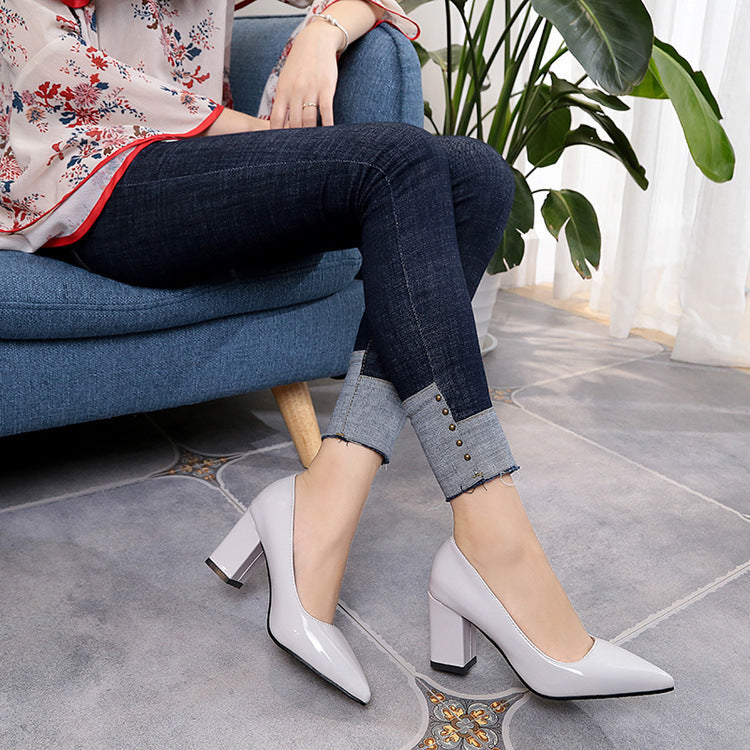 Elegantes zapatos de tacón de punta de Isabella Sol.