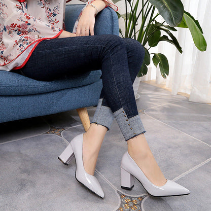 Elegantes zapatos de tacón de punta de Isabella Sol.