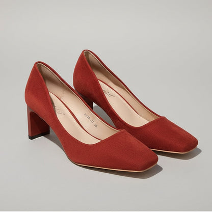 Elegantes tacones de ante con punta cuadrada de Isabella Sol