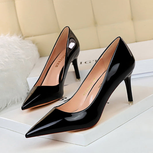 Elegantes tacones de aguja negros de Isabella Sol