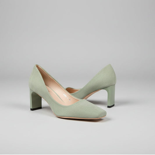 Elegantes tacones de ante con punta cuadrada de Isabella Sol