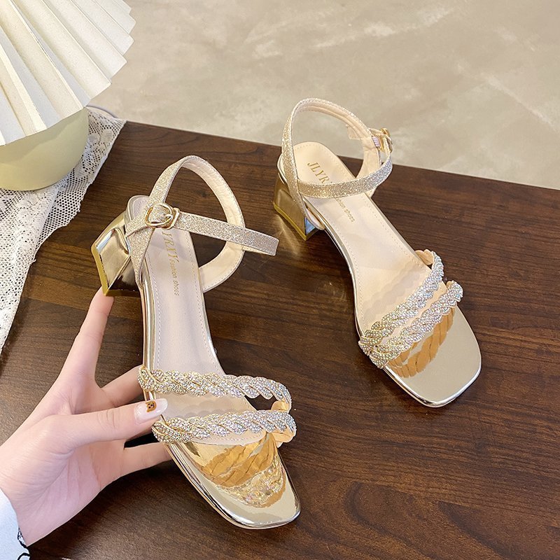 Elegantes sandalias de tacón de Isabella Sol inspiradas en Pinterest.
