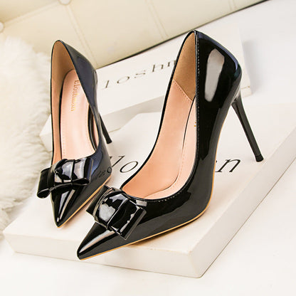 Elegantes zapatos de tacón con lazo de Isabella Sol.