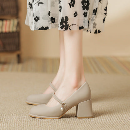 Elegantes zapatos de tacón grueso de Isabella Sol.