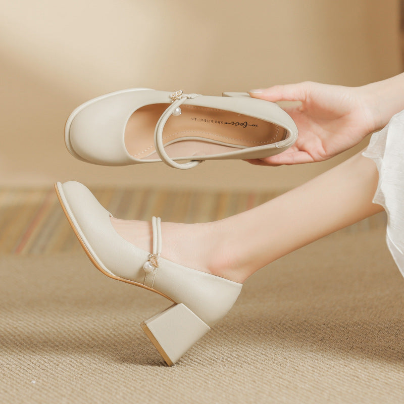 Elegantes zapatos de tacón grueso de Isabella Sol.