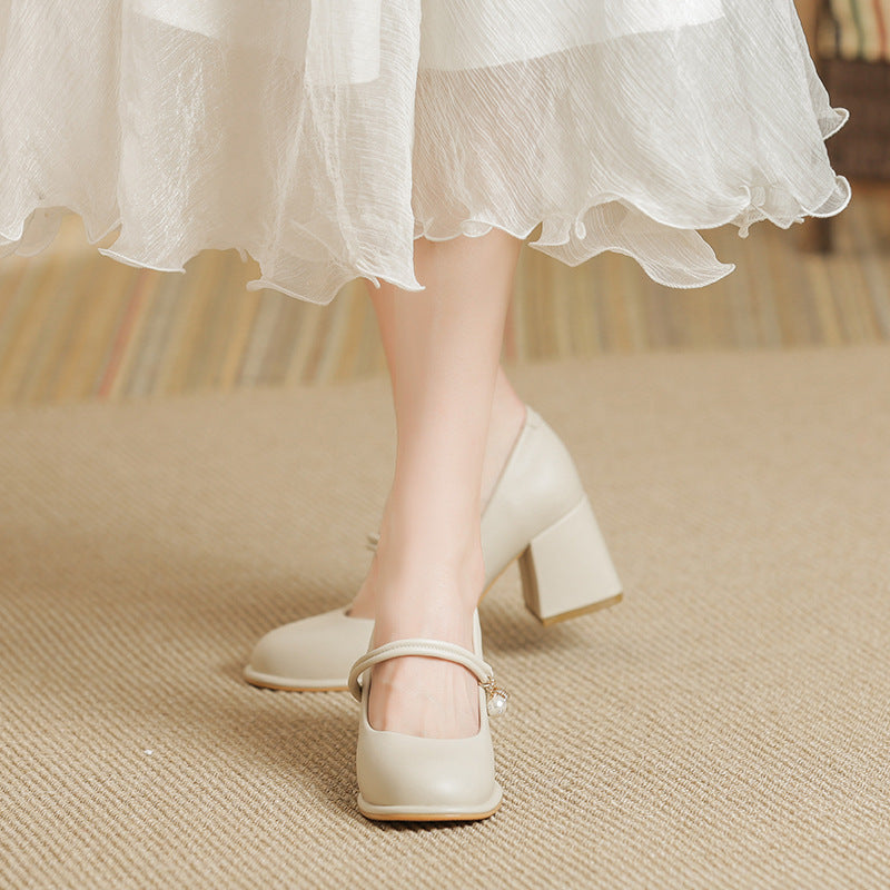 Elegantes zapatos de tacón grueso de Isabella Sol.