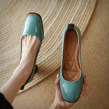 Elegantes zapatos de tacón grueso de piel de Isabella Sol.