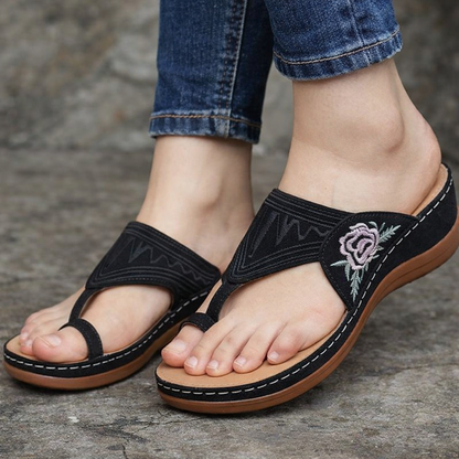 Sandalias de cuña con bordados florales de Isabella Sol.