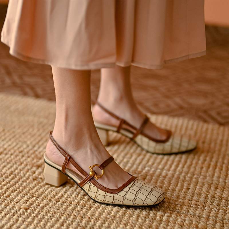 Elegantes zapatos de tacón Mary Jane de punta cuadrada de Isabella Sol.