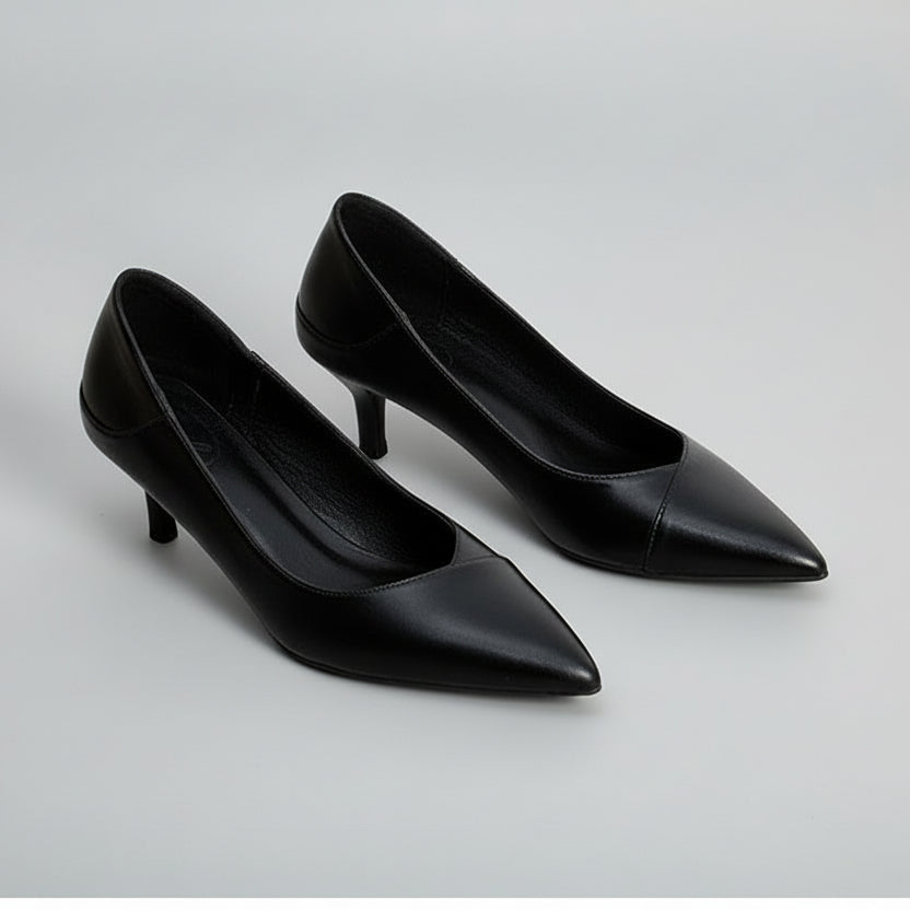Elegantes tacones de piel de oveja negra de Isabella Sol.