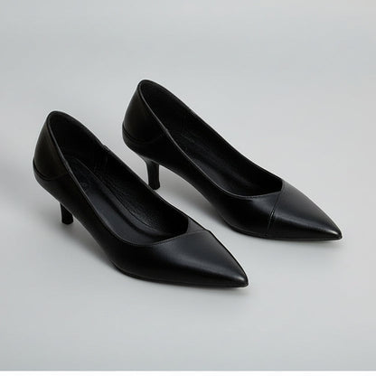 Elegantes tacones de piel de oveja negra de Isabella Sol.