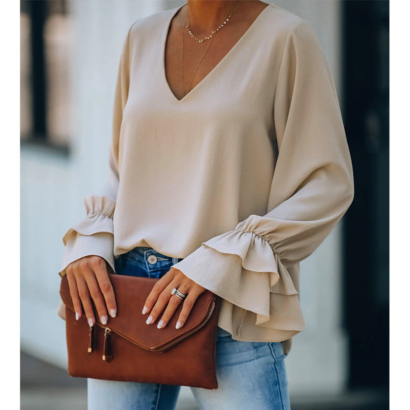 Elegante top con escote en V y mangas con volantes de Isabella Sol.