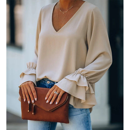 Elegante top con escote en V y mangas con volantes de Isabella Sol.
