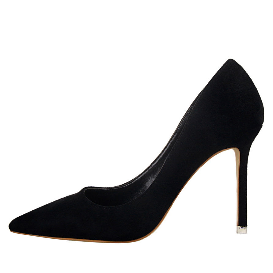 Elegantes zapatos de tacón de punta de ante de Isabella Sol.
