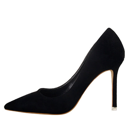Elegantes zapatos de tacón de punta de ante de Isabella Sol.