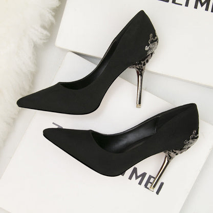 Elegantes zapatos de tacón alto de ante de Isabella Sol.