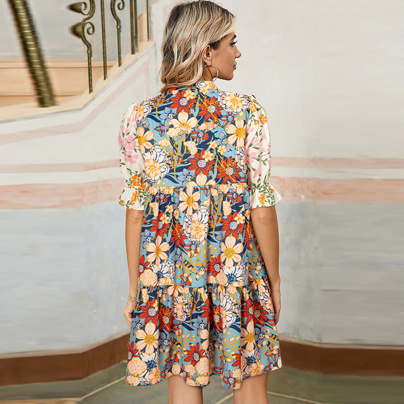 Vestido de corte A con escote en V y estampado floral de Isabella Sol.