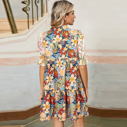 Vestido de corte A con escote en V y estampado floral de Isabella Sol.