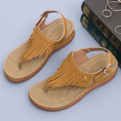Sandalias de cuña tipo tanga con flecos estilo bohemio de Isabella Sol