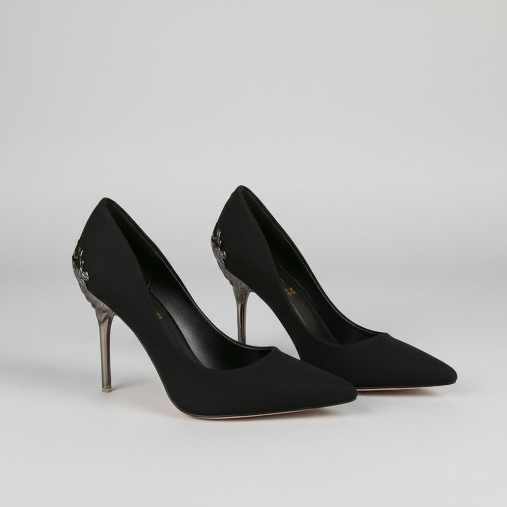 Elegantes zapatos de tacón alto de ante de Isabella Sol.