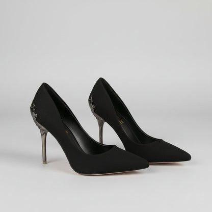 Elegantes zapatos de tacón alto de ante de Isabella Sol.