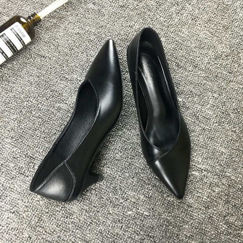 Elegantes tacones de piel de oveja negra de Isabella Sol.