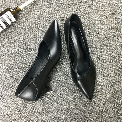 Elegantes tacones de piel de oveja negra de Isabella Sol.