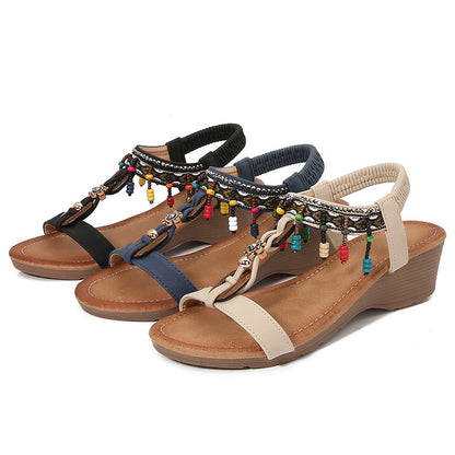 Elegantes sandalias de cuña con pedrería de Isabella Sol