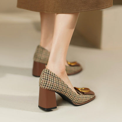 Elegantes tacones metálicos con lazo de Isabella Sol