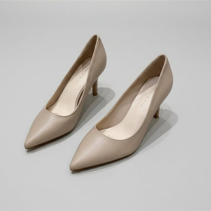 Elegantes zapatos de tacón de punta de Isabella Sol.