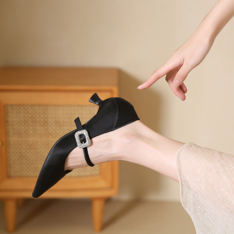 Elegantes tacones con pedrería de Isabella Sol