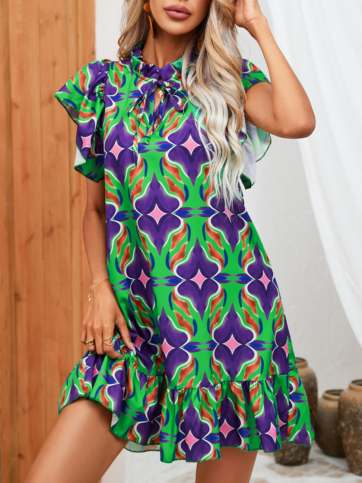Vestido con volantes y estampado vibrante de Isabella Sol