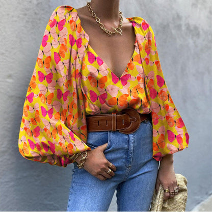 Blusa retro con escote en V y mariposas de Isabella Sol