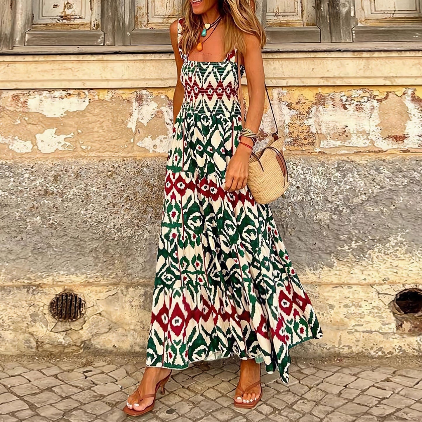 Elegante vestido de tirantes con estampado floral de Isabella Sol.