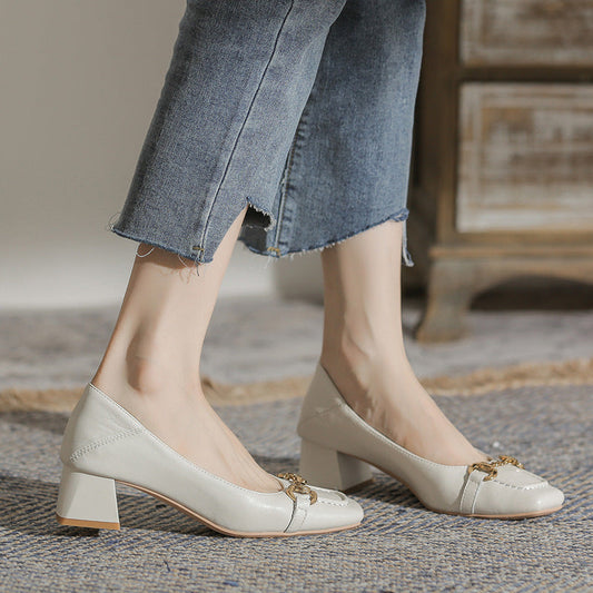 Elegantes zapatos de tacón de punta cuadrada de Isabella Sol.