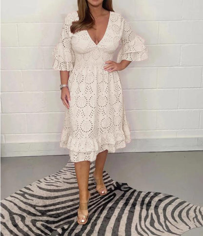 Elegante vestido bordado con escote en V de Isabella Sol.